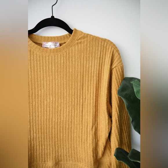 Band Of The Free Russell Velvet Cropped Sweater - Picture 5 of 9